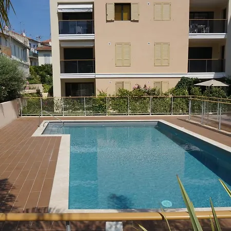 Palm With A Swimming Pool 아파트 *